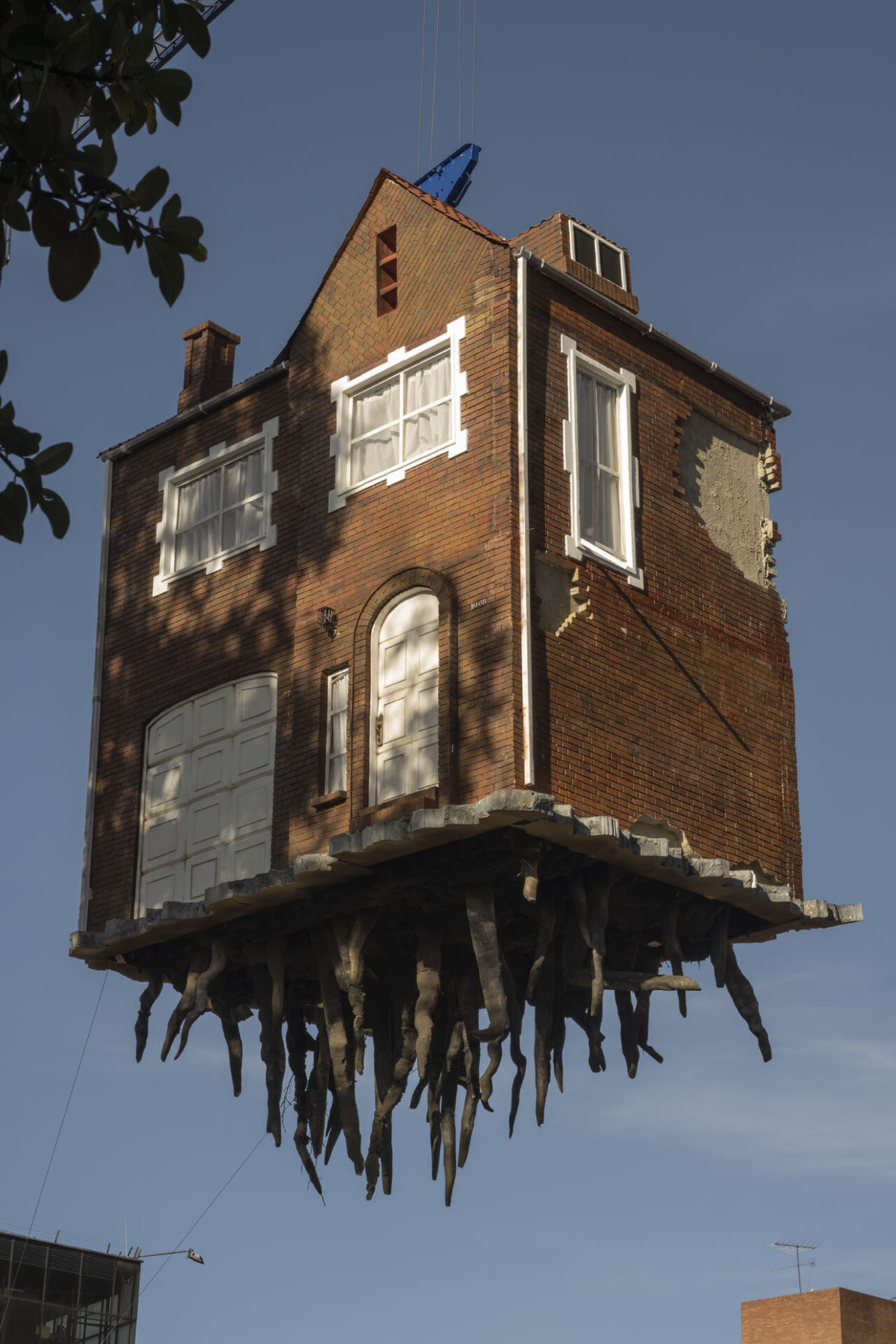 Leandro Erlich La Casa en le Aire (Pulled by the Roots) 2015-2025, Bogota Bienal, Colombia ©Monsalve/BOG25 @monsalvefoto